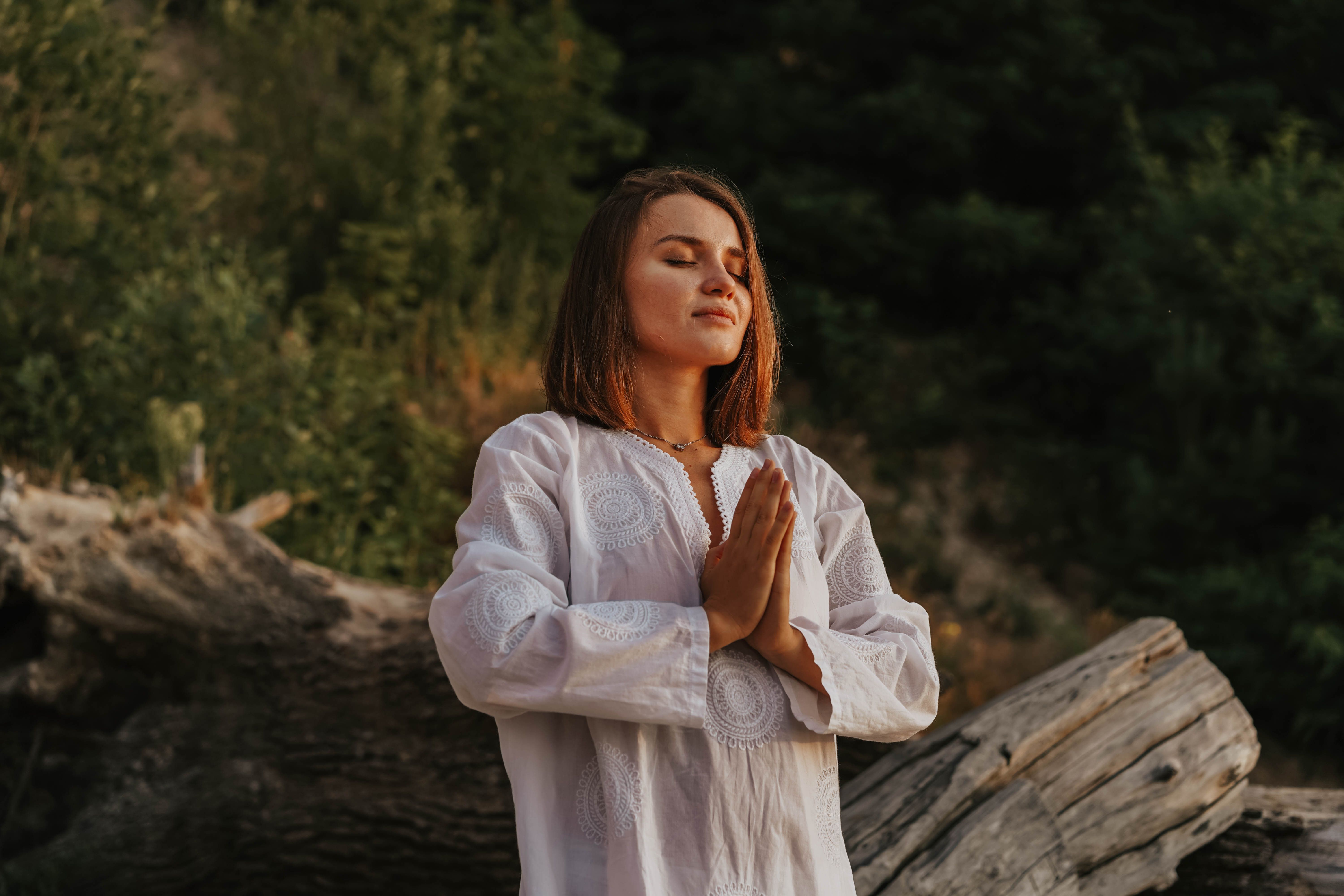 Personne en pleine nature pratiquant la méditation pour le bien-être